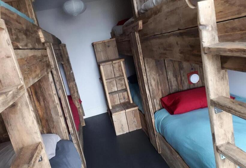 Общежитие Ty Glyndwr Bunkhouse, Bar And Cafe