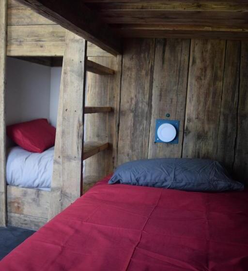 Общежитие Ty Glyndwr Bunkhouse, Bar And Cafe