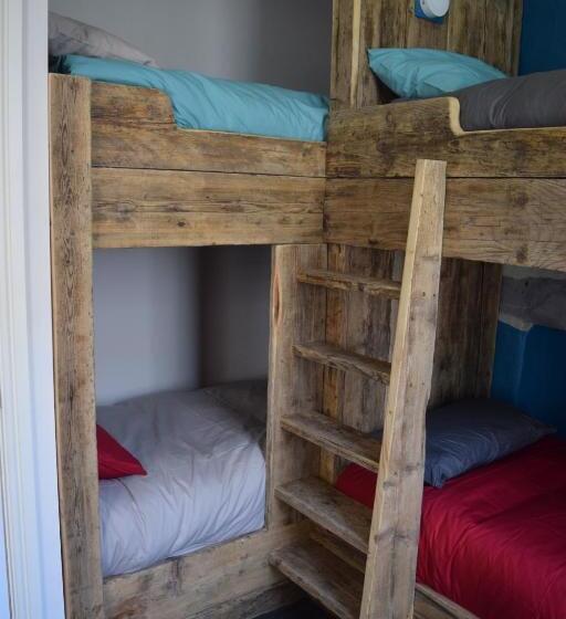 Общежитие Ty Glyndwr Bunkhouse, Bar And Cafe