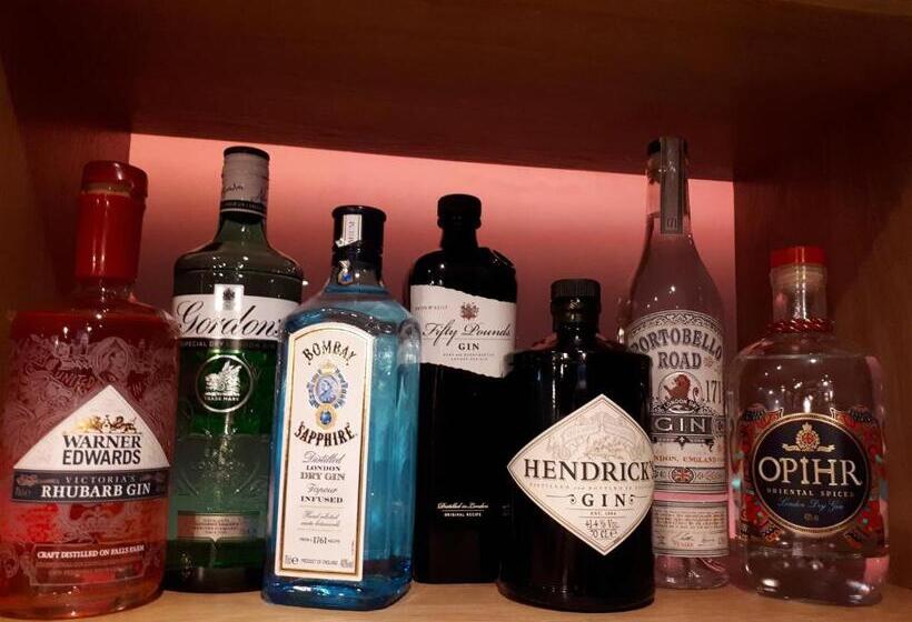 Общежитие Ty Glyndwr Bunkhouse, Bar And Cafe