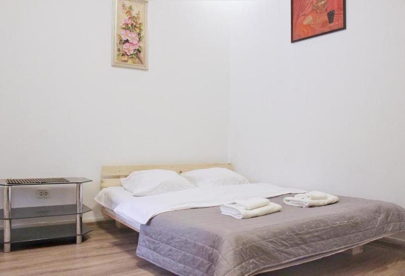 в центрі подобово біля палаці мистецтв вулиця коперніка 10