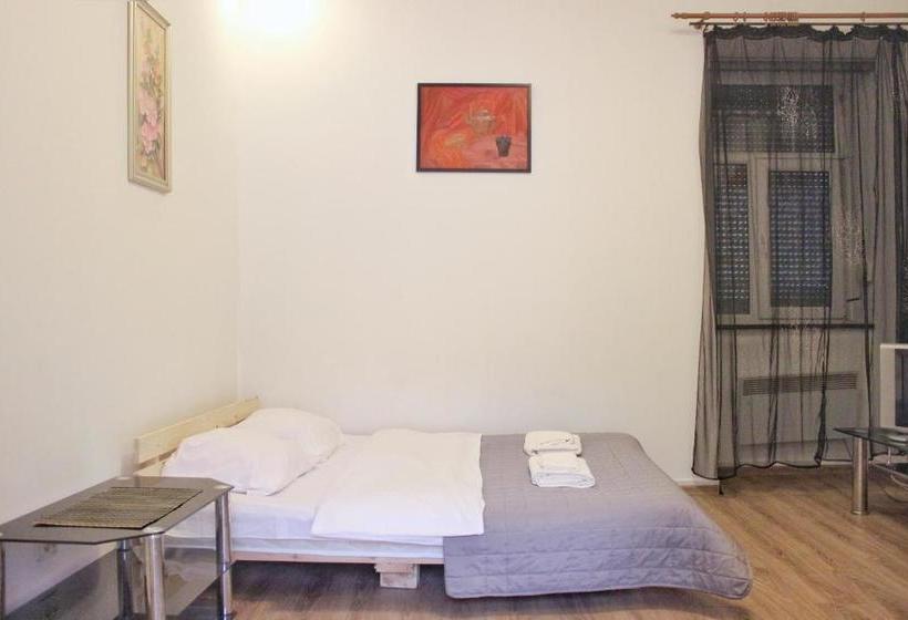 в центрі подобово біля палаці мистецтв вулиця коперніка 10