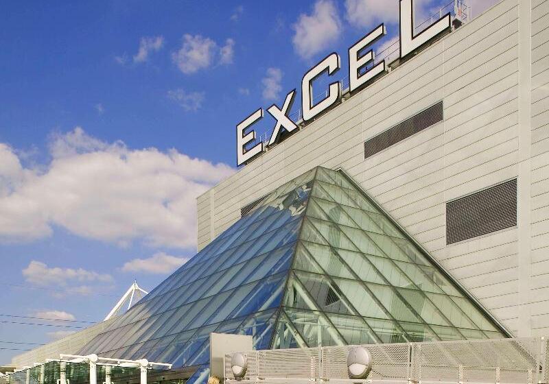 בית מלון כפרי Ibis London Canning Town