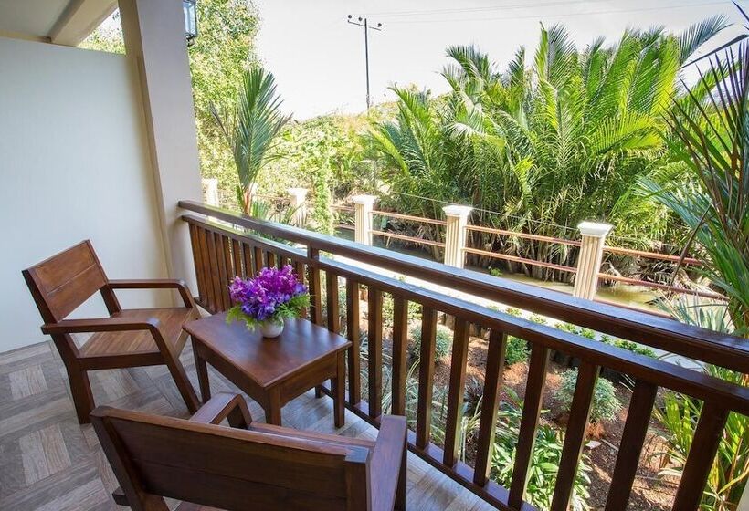 Отель Oh Amphawa Boutique Resort