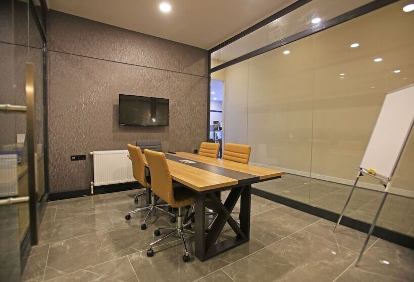 Roof 264 Hotel & Suites