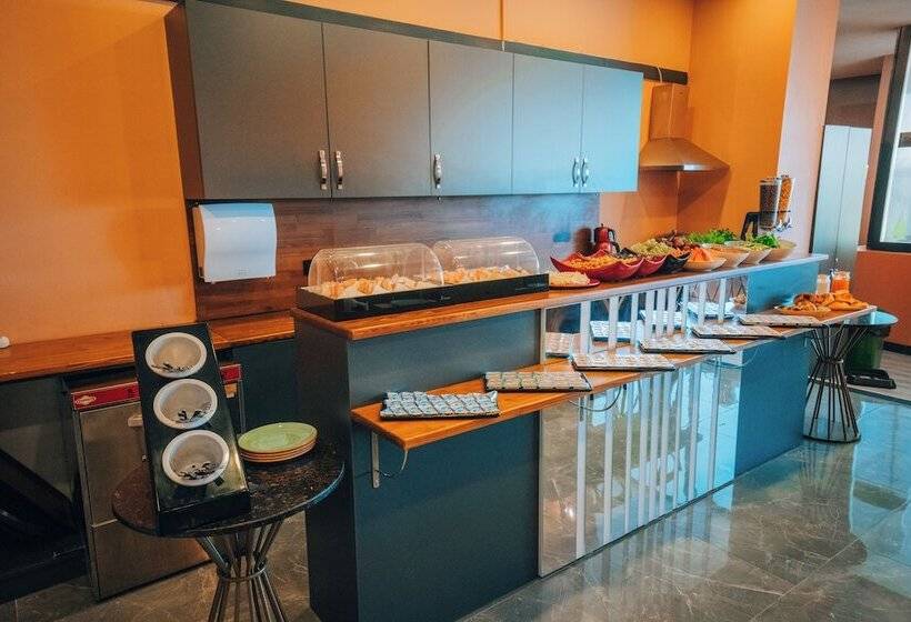 Roof 264 Hotel & Suites