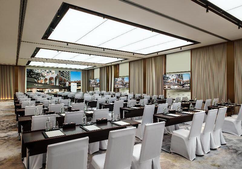 هتل The Murray, Hong Kong, A Niccolo