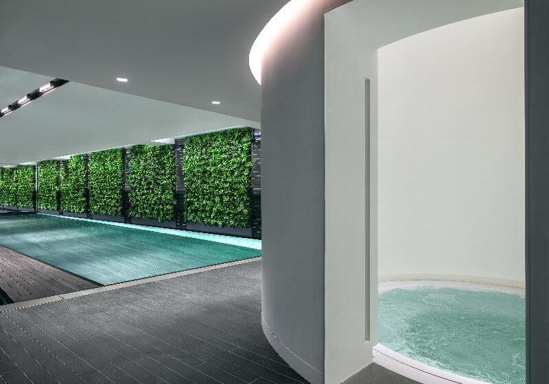 هتل The Murray, Hong Kong, A Niccolo