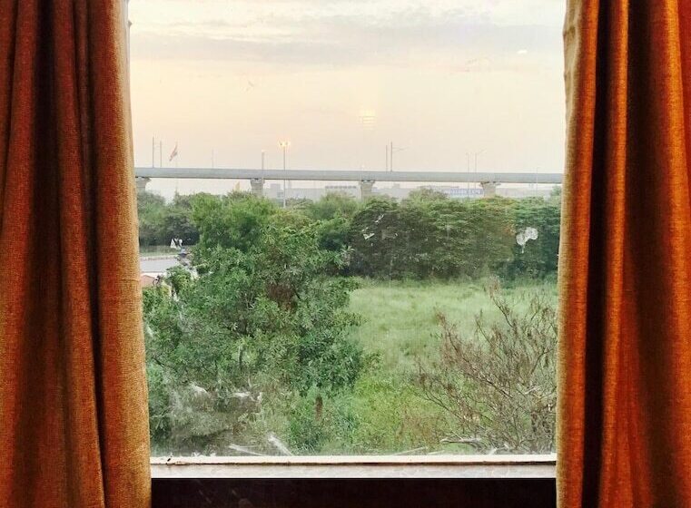 בית מלון כפרי The Park Residency