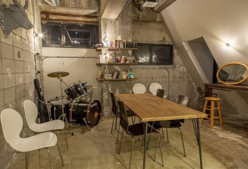 Midnight Rockers Hostel