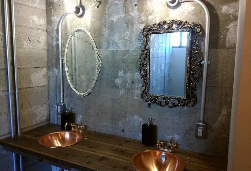 Midnight Rockers Hostel