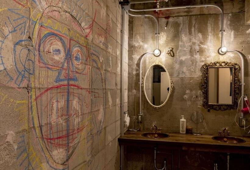 Midnight Rockers Hostel