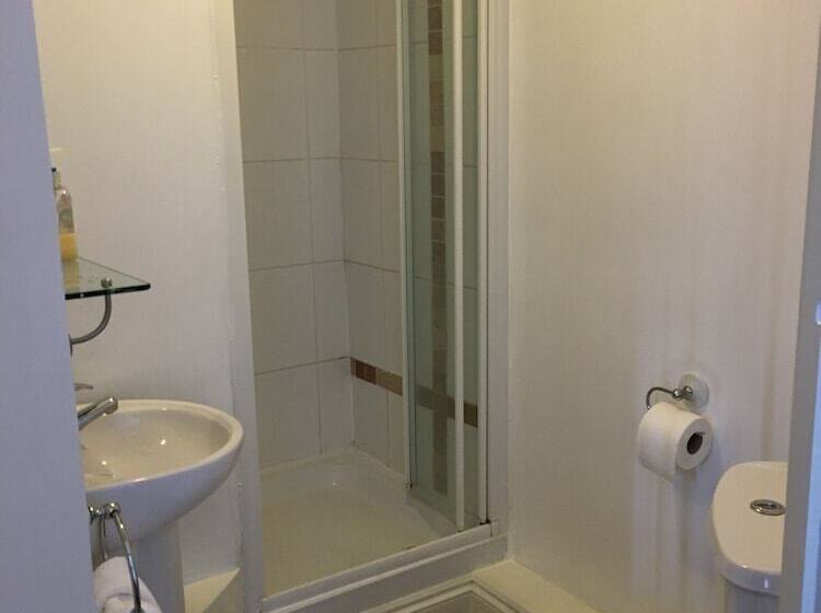 مبيت وإفطار The Chequers