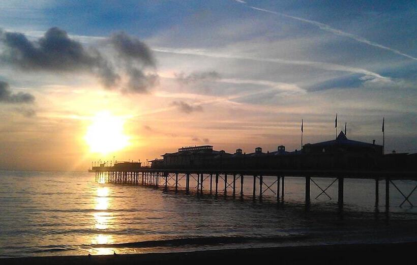 تختخواب و صبحانه The Ratcliffe Guest House