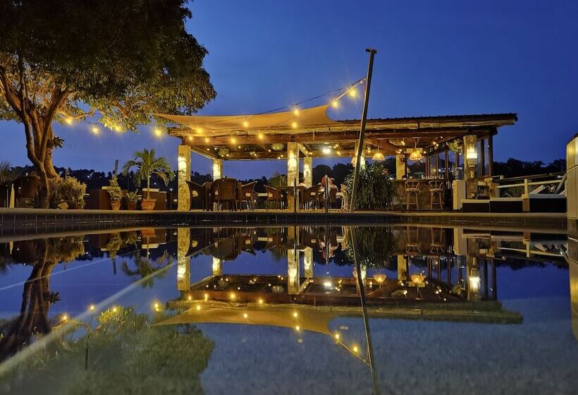 Edgewater Dive & Spa Resort