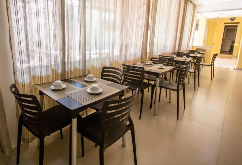 ホテル Equinocios Essential