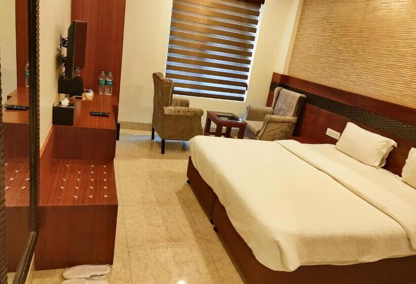 Отель Holy River