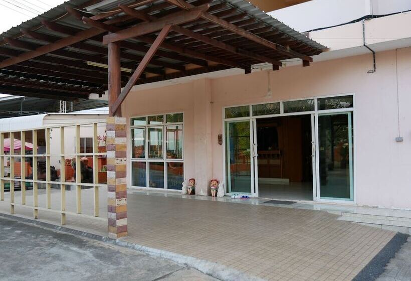 בית מלון כפרי Ploy Resort