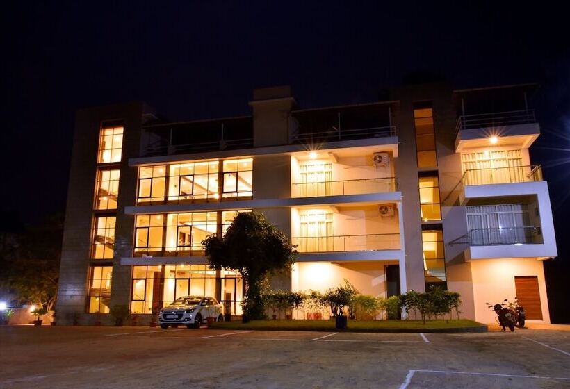 בית מלון כפרי Sadhana Executive