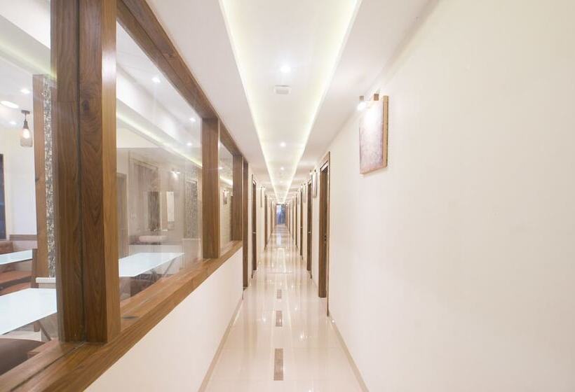 هتل Treebo Amber International