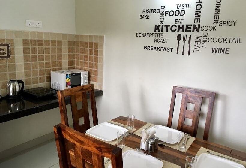 استراحتگاه Monarch Suites