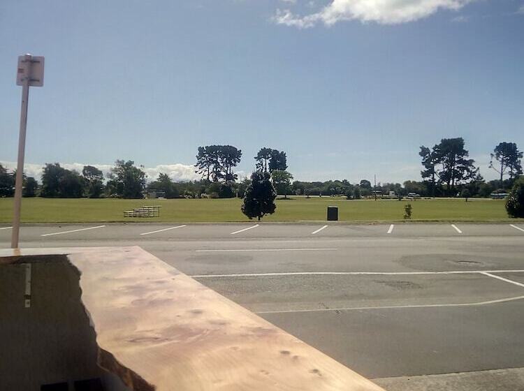 הוסטל The Bouncing Lamb Backpackers