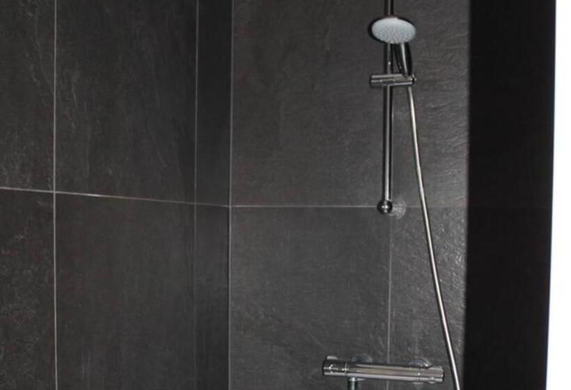 تختخواب و صبحانه La Tour Gregoire