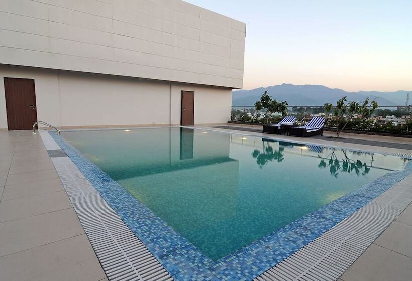 בית מלון כפרי Blue Saphire Countryside Haldwani