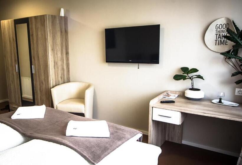 مبيت وإفطار Cafe Restaurant Leo