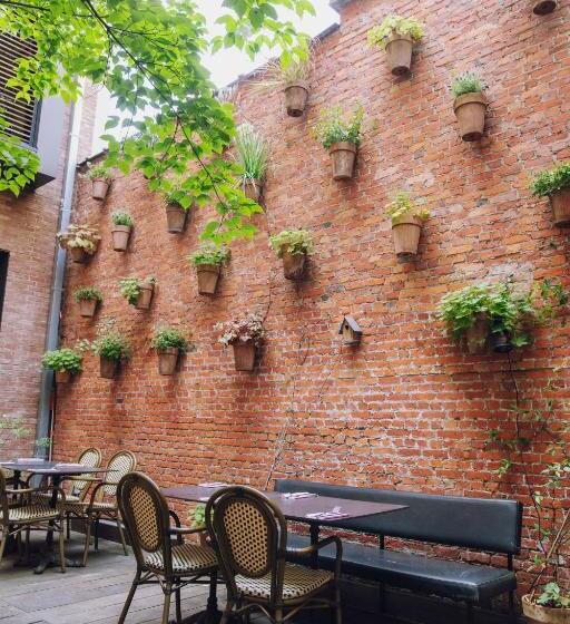 Hotel Latroupe Jardin Secret