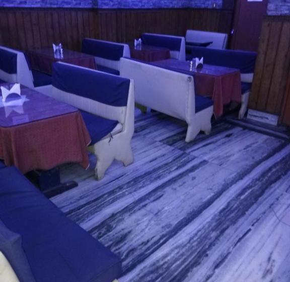 Отель Collection O 6932 Make Holiday Snow Lion