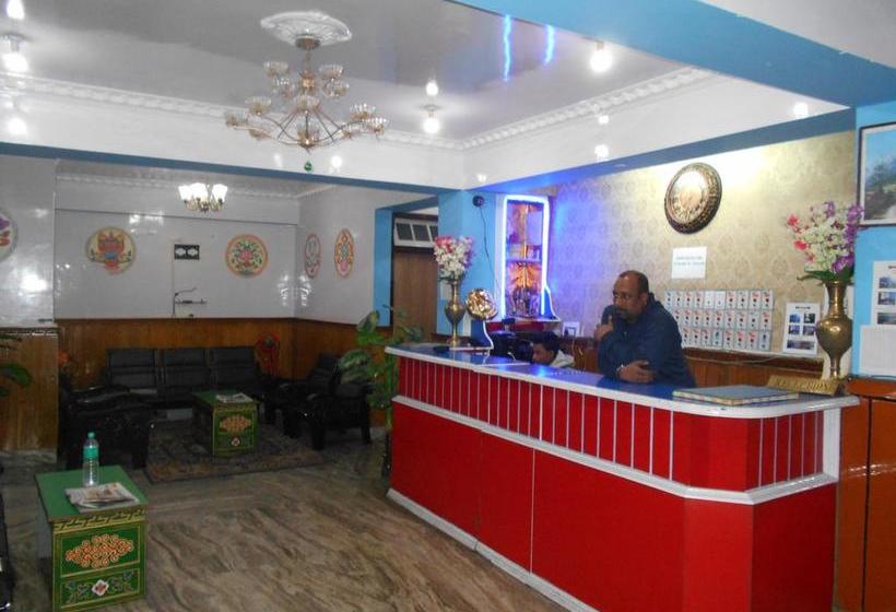 Отель Collection O 6932 Make Holiday Snow Lion