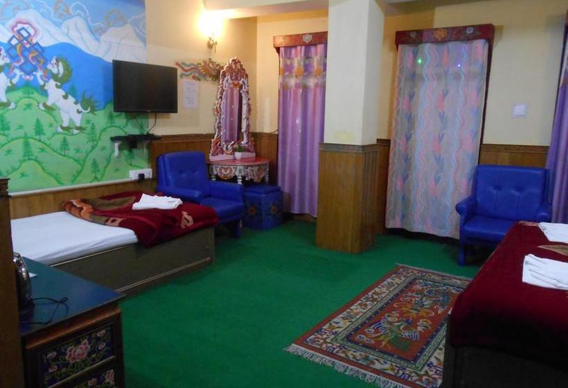 Отель Collection O 6932 Make Holiday Snow Lion