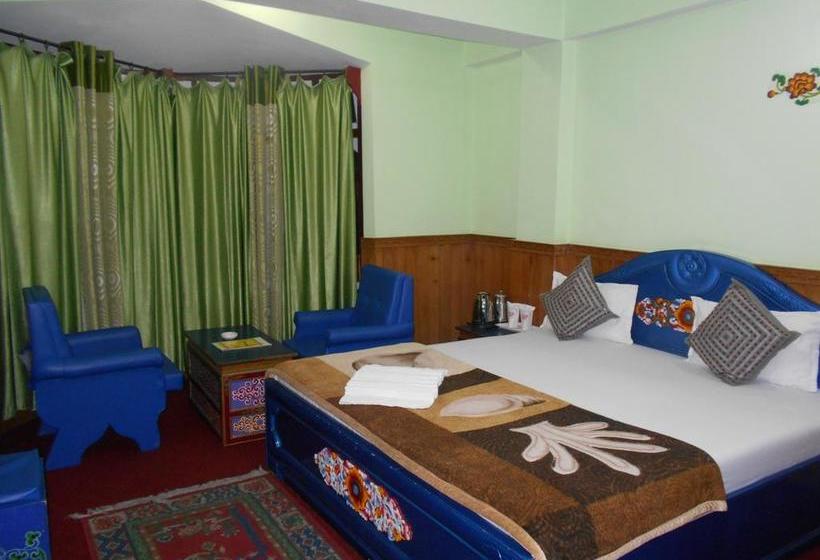 Отель Collection O 6932 Make Holiday Snow Lion