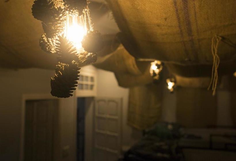 هاستل Khach San Lake View