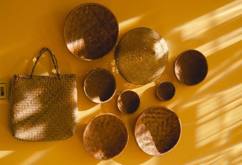 هاستل Khach San Lake View