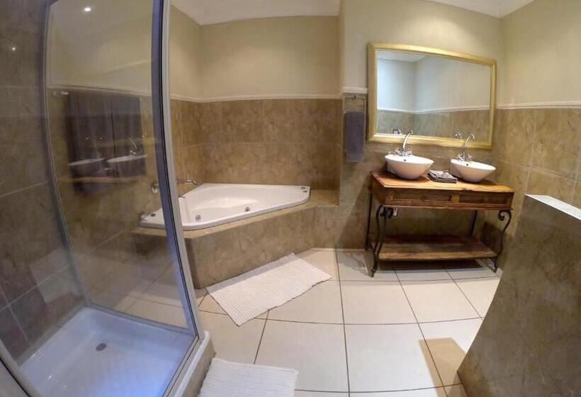 Tuskers Bush Lodge B&b