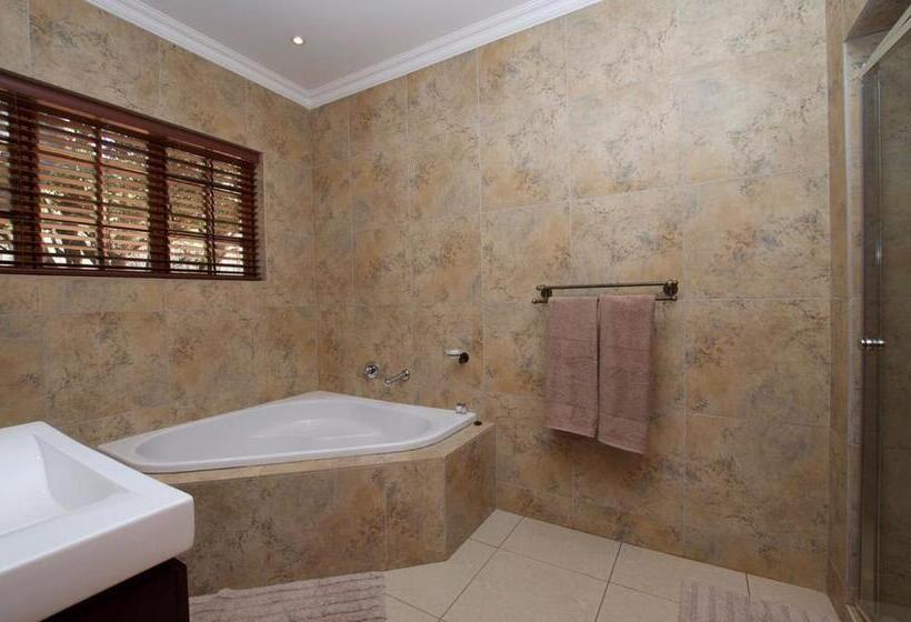 Tuskers Bush Lodge B&b