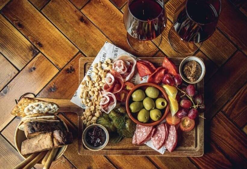 Отель Arthur S Bar & Accommodation