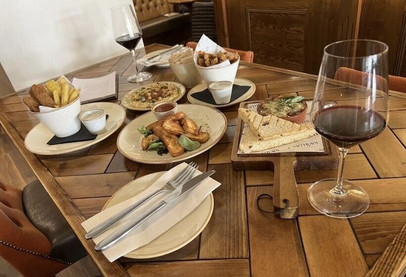 Отель Arthur S Bar & Accommodation