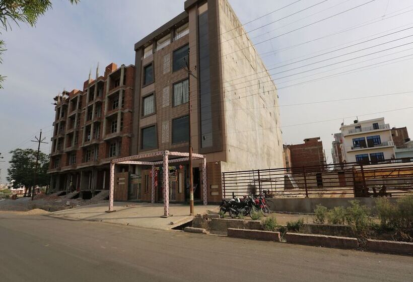 ホテル Oyo 9007 Royal Crown