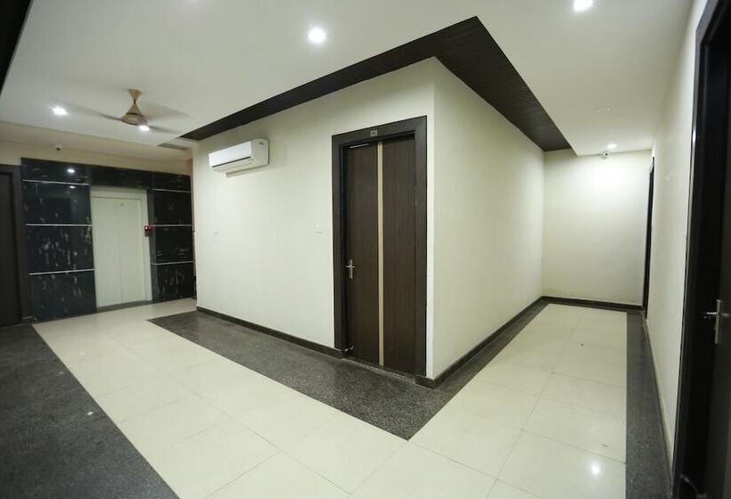 ホテル Oyo 9007 Royal Crown