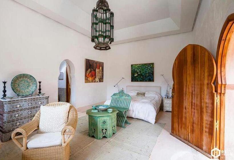 هتل Palais Claudio Bravo