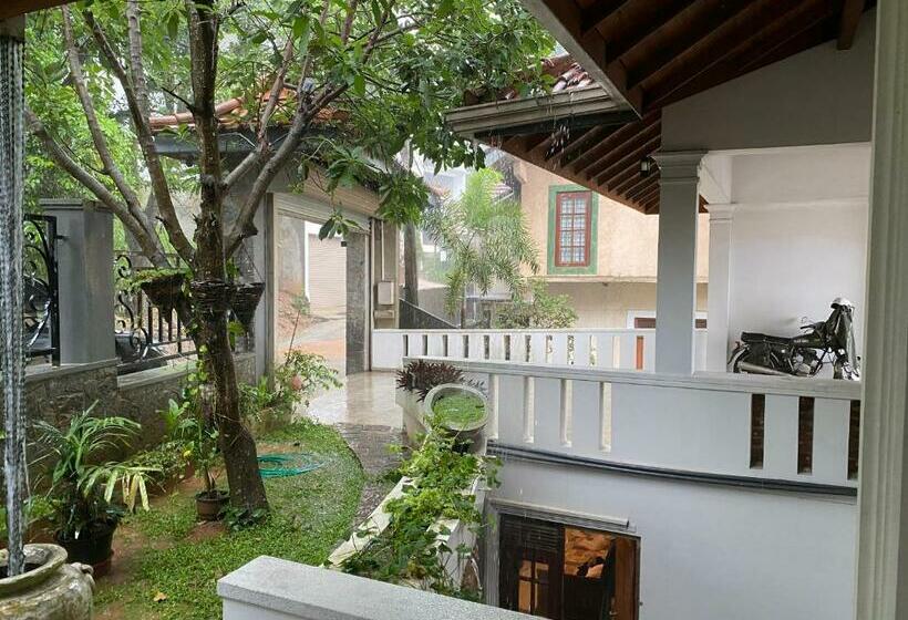 Отель The Heaven's Villa Kandy