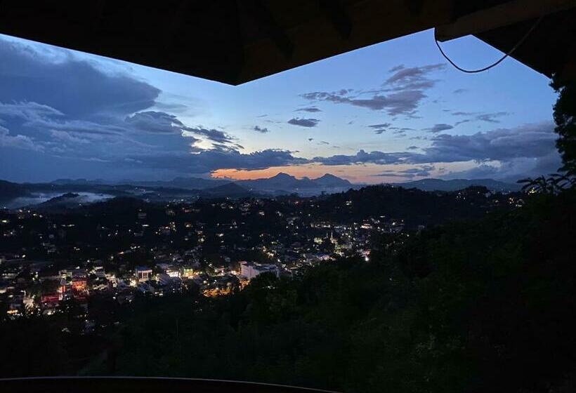 Отель The Heaven's Villa Kandy