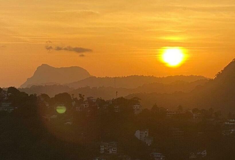 Отель The Heaven's Villa Kandy