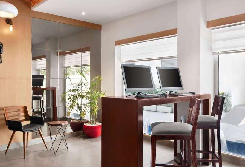 هتل Howard Johnson By Wyndham Kolkata Airport