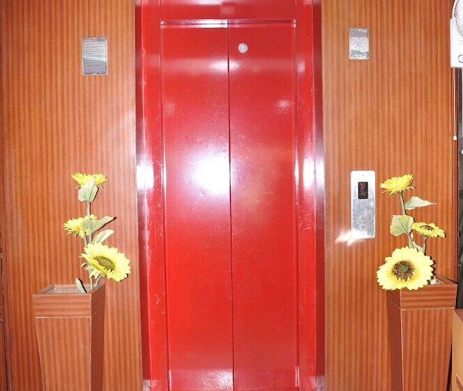 בית מלון כפרי Alps Residency