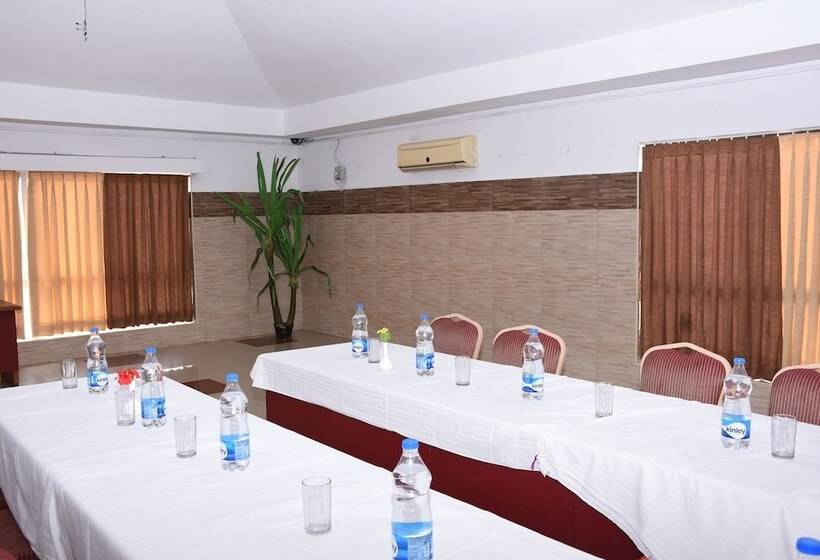 בית מלון כפרי Alps Residency