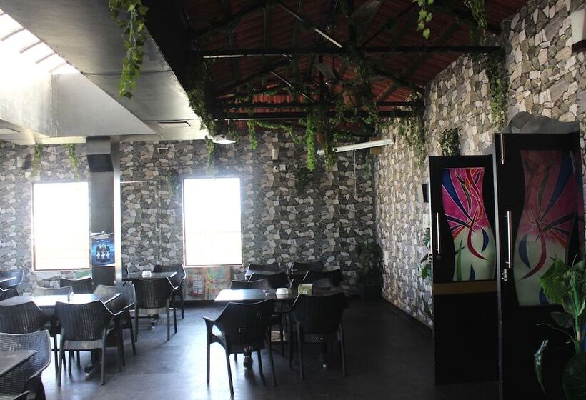 בית מלון כפרי Alps Residency